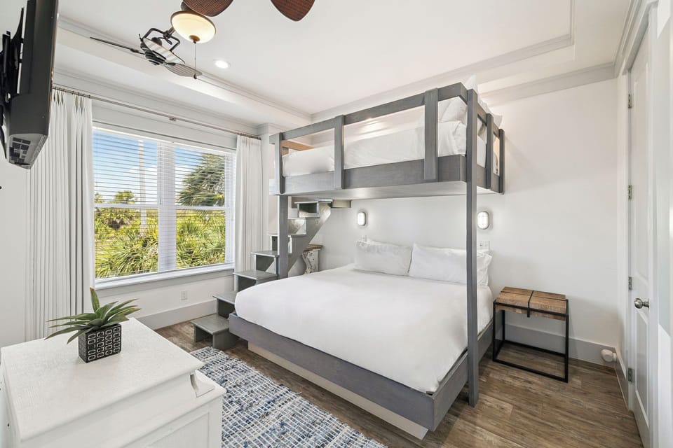 2nd Floor Bunk Room - Queen Over King Bunk + Flat-Screen TV