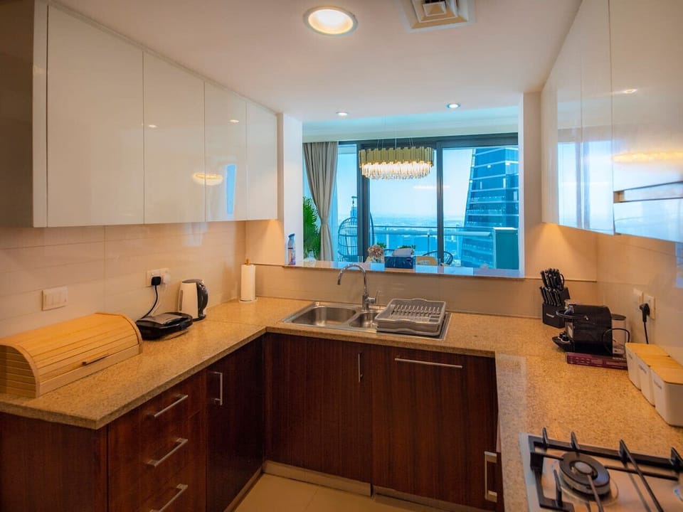 Gourmet Kitchen: Create culinary masterpieces with stunning skyline views!