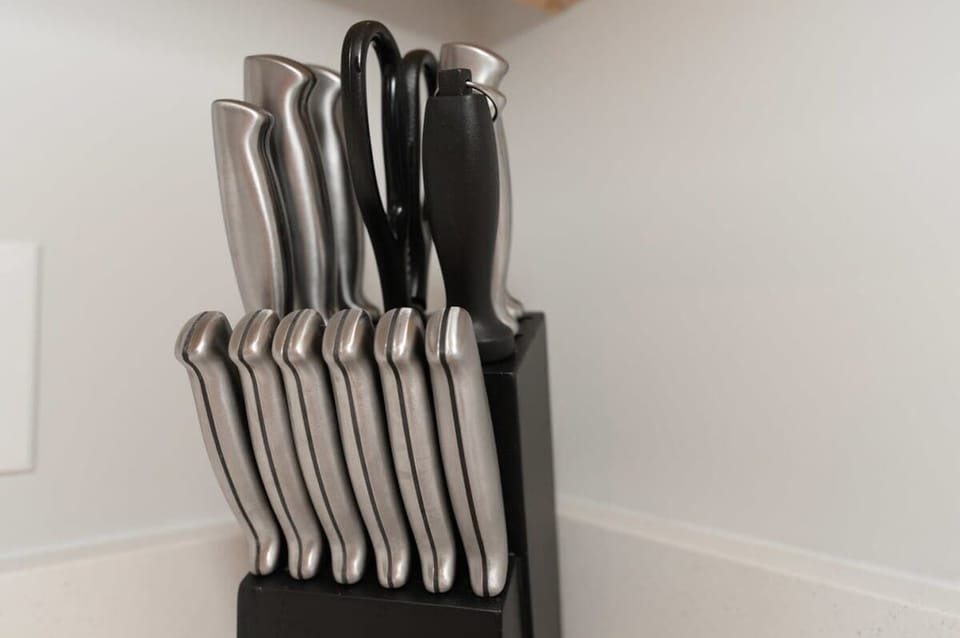 The kitchen is equipped with a set of sharp, high-quality knives, perfect for meal prep and cooking. Whether you're chopping, slicing, or dicing, these knives make food preparation efficient and effortless.