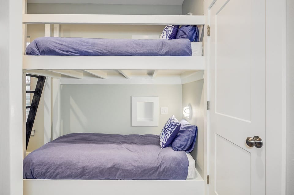 Third level bedroom / bunk room three, alternate view