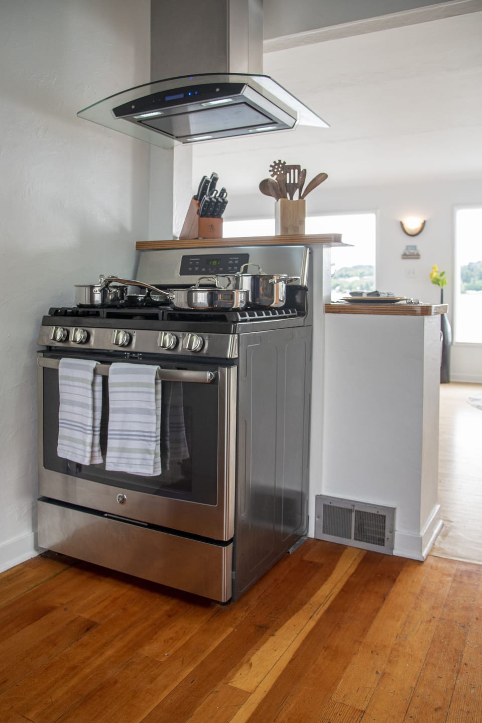 Full kitchen with appliances & dishes