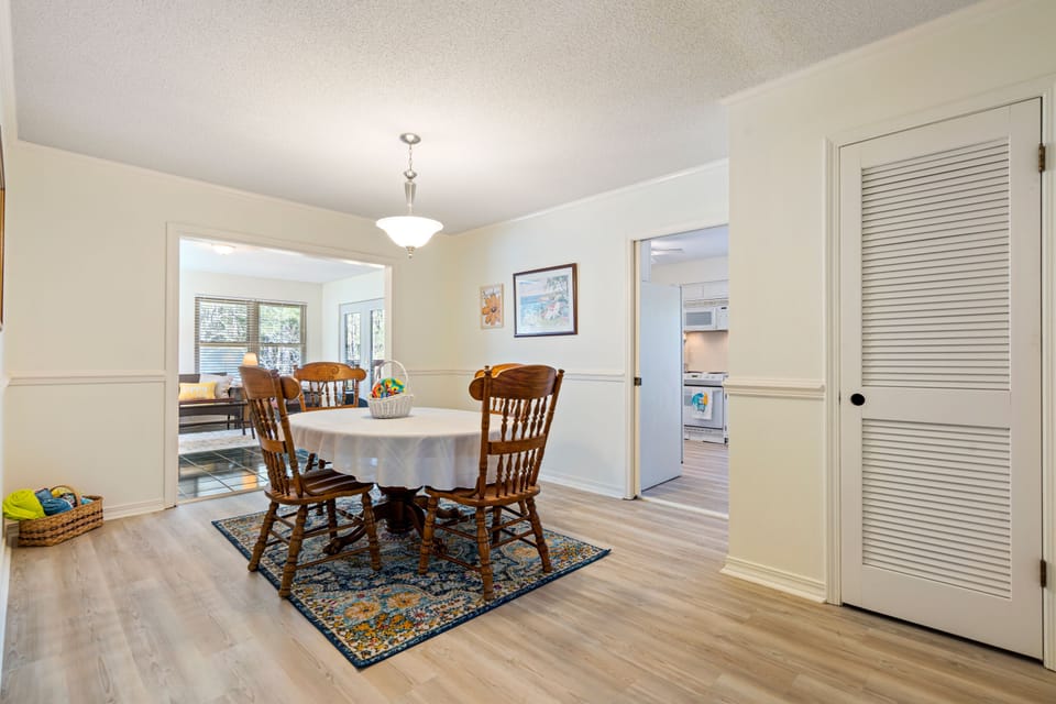 Time to eat with the fam! This dining room is prepped to seat your party of 6!