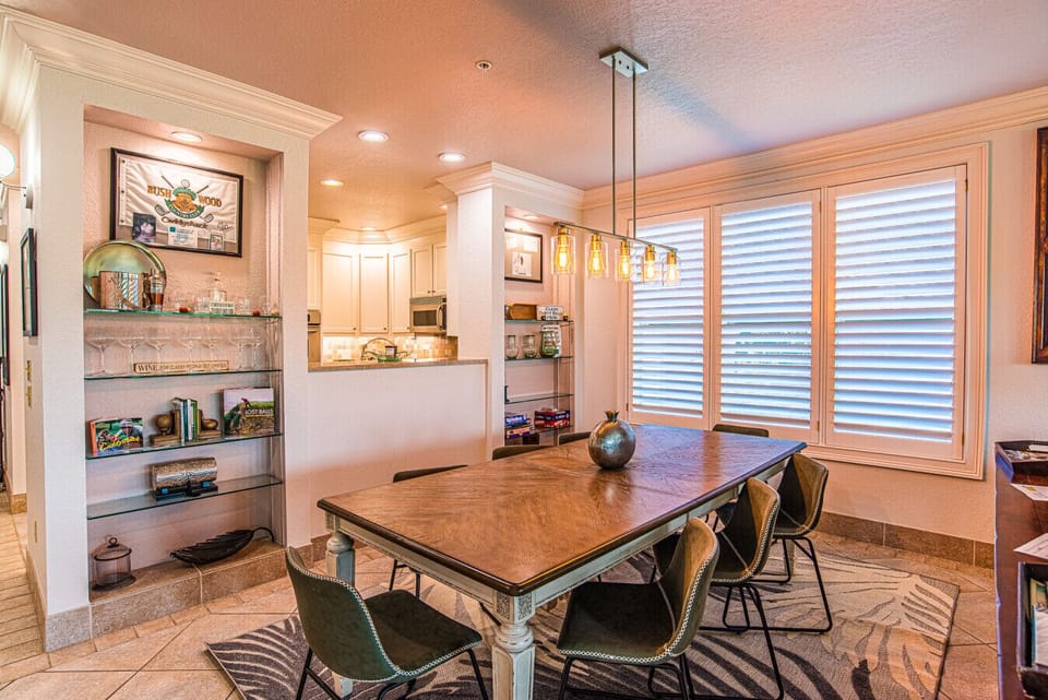 Dining table for 8, board games for a night in!