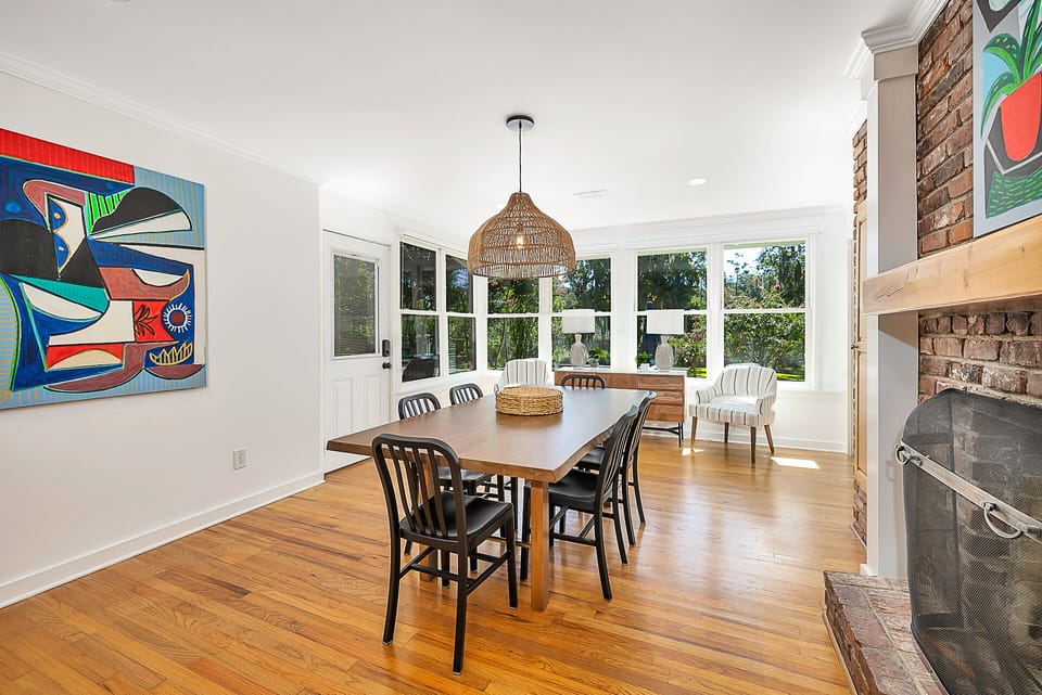 Wonderful dining table with plenty of room for the entire family.