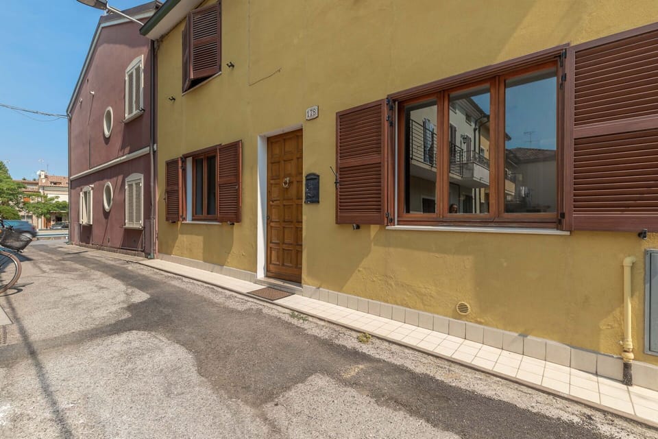 Window, Wood, Road Surface, Building, Asphalt, Brick, Urban Design, Sky, Facade, Sidewalk