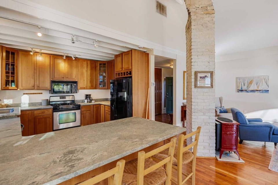 Another view of the kitchen.