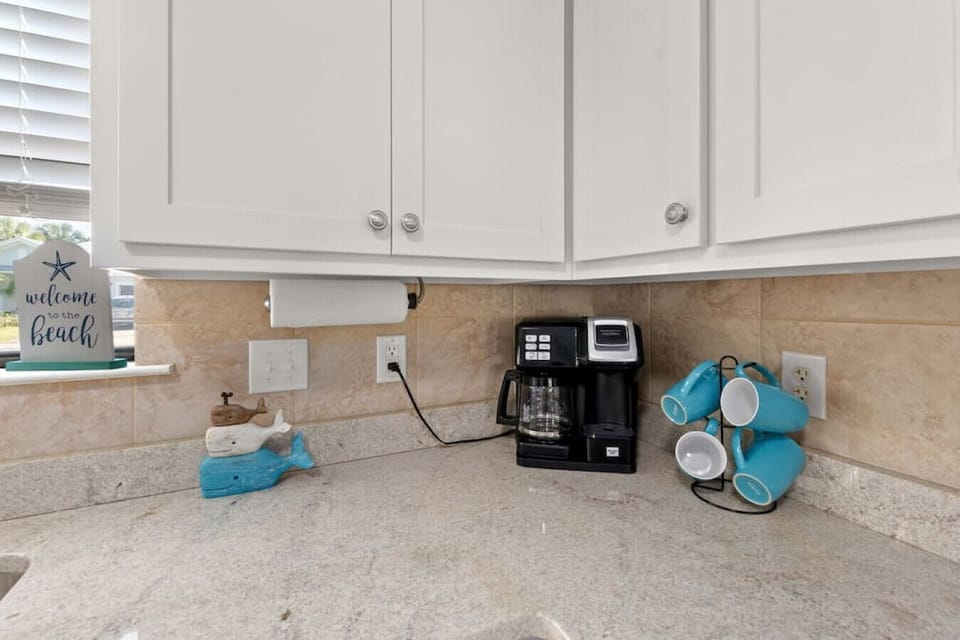 Dual brew coffee pot (drip & K-cups)