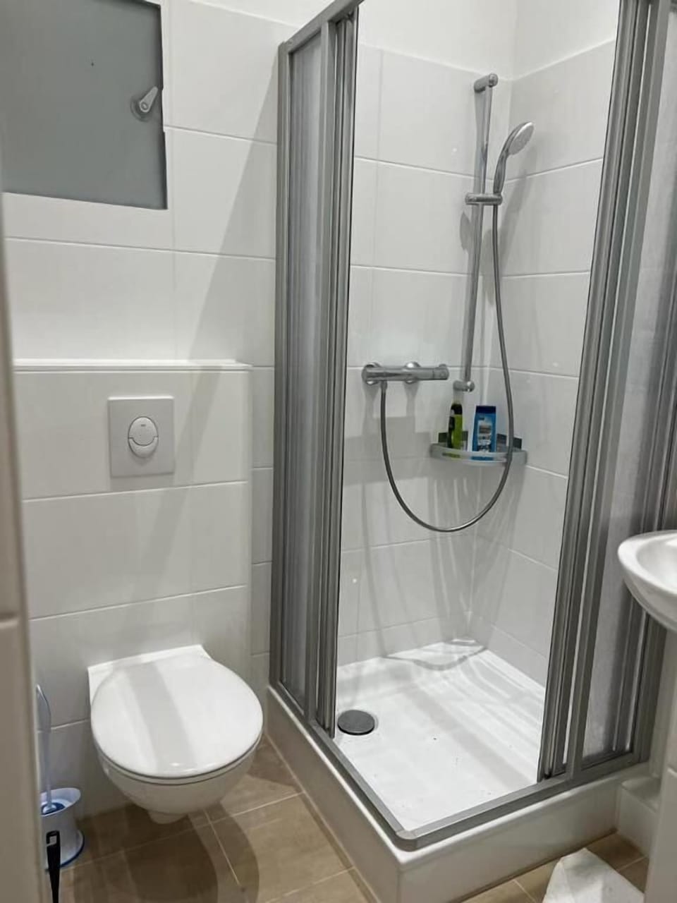 Economy Single Room | Bathroom | Shower, hair dryer, towels, soap