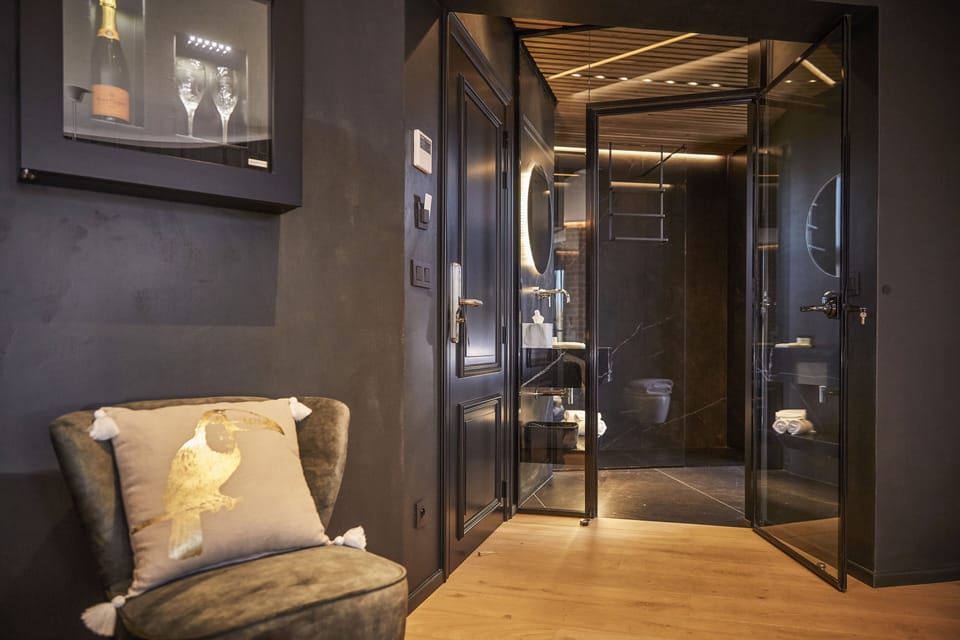 Luxury Room, 1 Queen Bed, Non Smoking, City View | Bathroom | Free toiletries, hair dryer, bathrobes, slippers