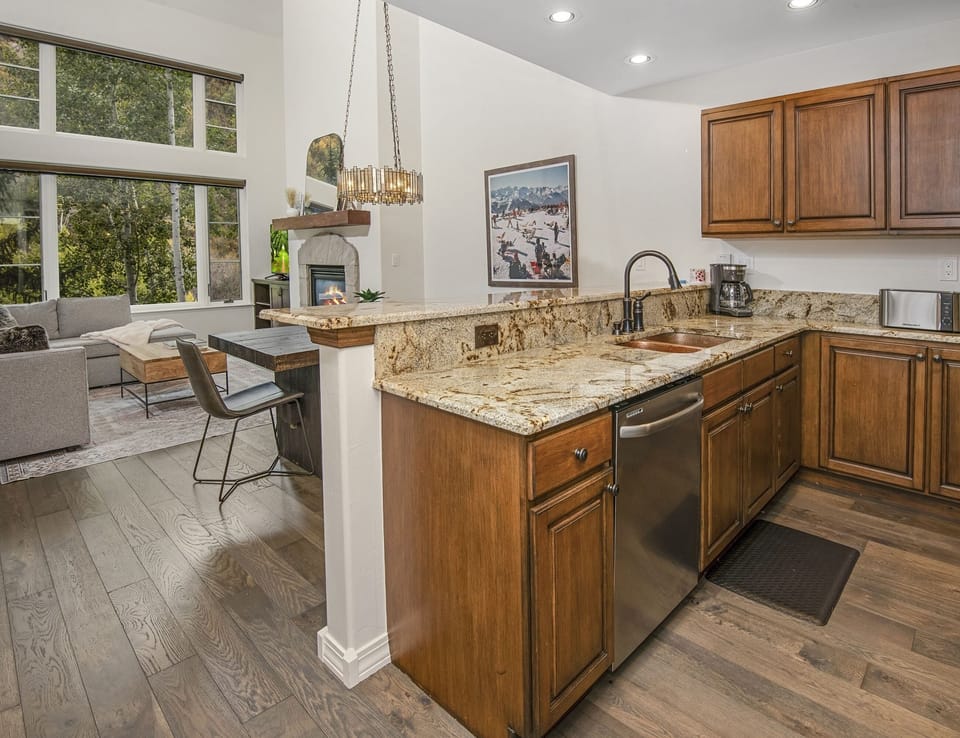 Condo, 2 Bedrooms | Private kitchen | Fridge, oven, stovetop, coffee/tea maker