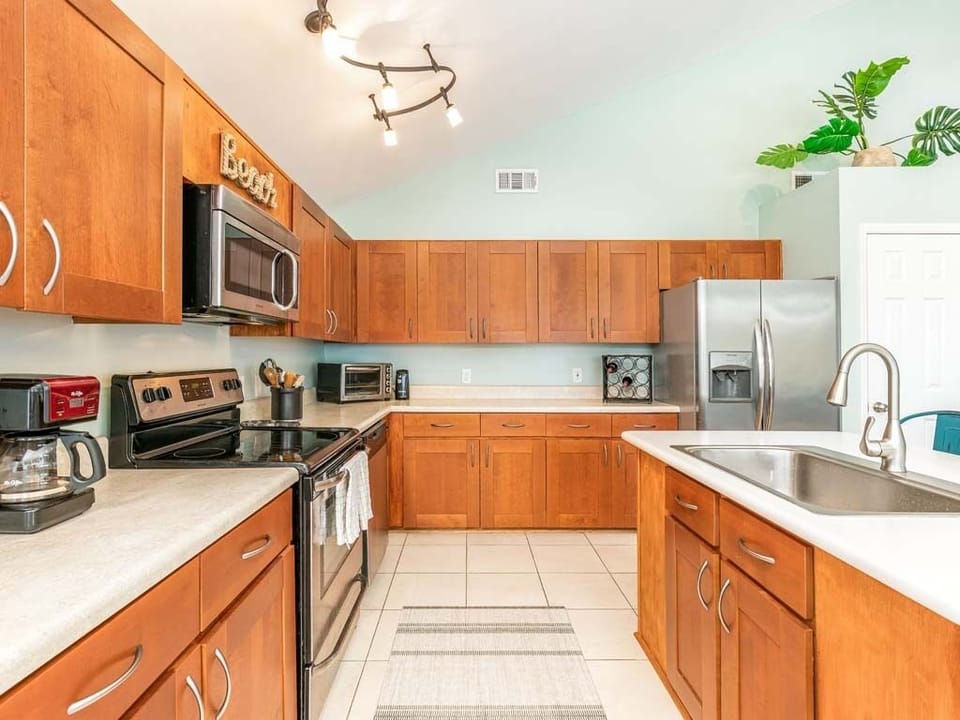 House, Multiple Beds, Kitchen | Private kitchen | Fridge, microwave, oven, stovetop