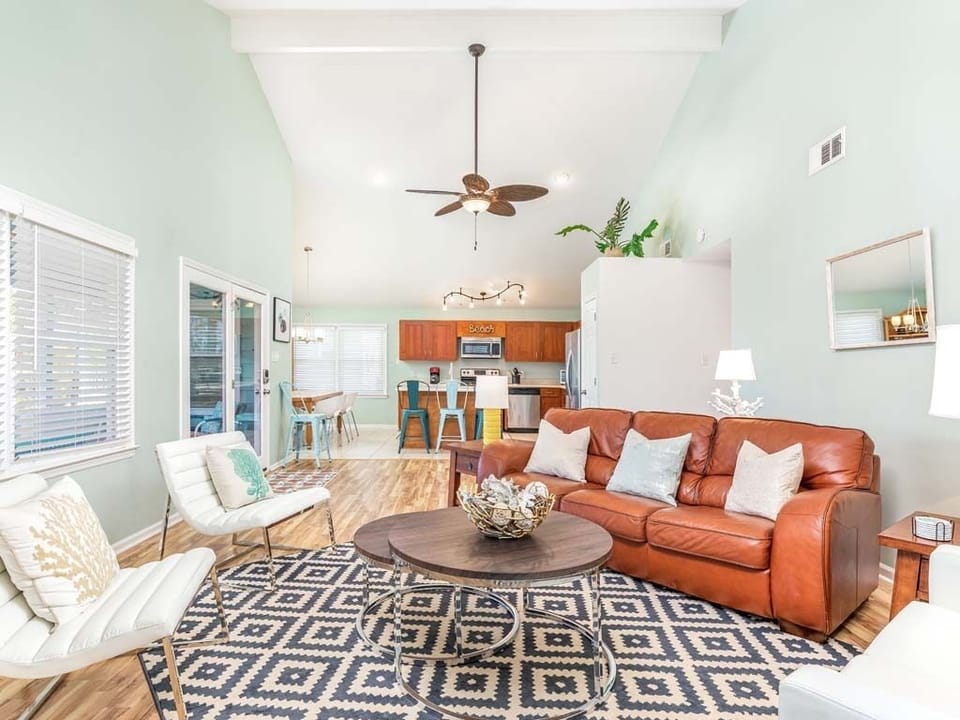 House, Multiple Beds, Kitchen | Living area | 40-inch TV with cable channels