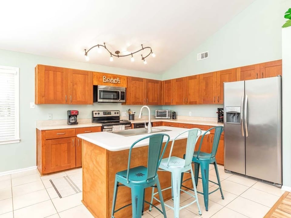 House, Multiple Beds, Kitchen | Private kitchen | Fridge, microwave, oven, stovetop
