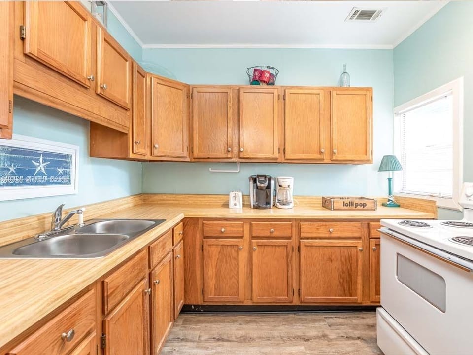 House, 1 Queen Bed, Kitchen, Garden View | Private kitchen | Fridge, microwave, oven, stovetop