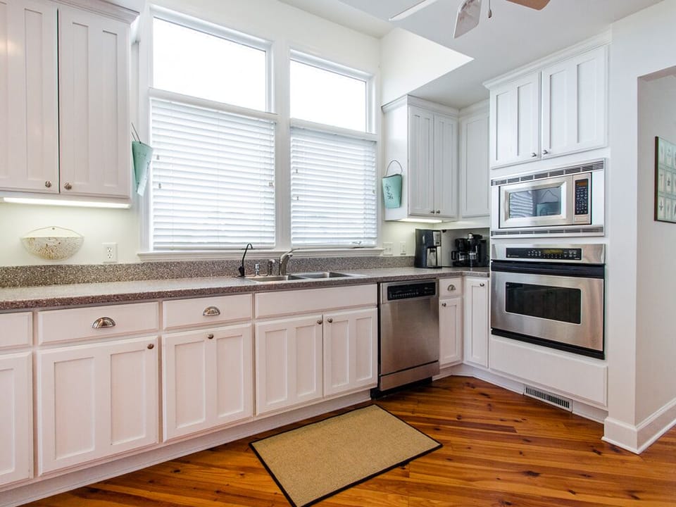 House, Multiple Beds, Kitchen, Partial Ocean View | Private kitchen | Fridge, microwave, oven, stovetop