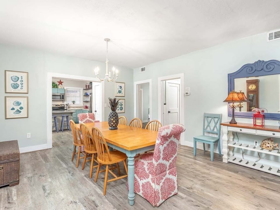 House, Multiple Beds, Pool Access, Pool View | Dining