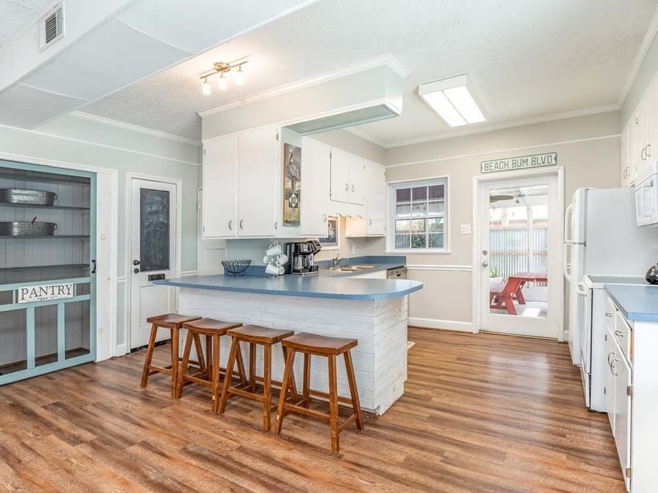 House, Multiple Beds, Pool Access, Pool View | Private kitchen | Fridge, microwave, oven, stovetop