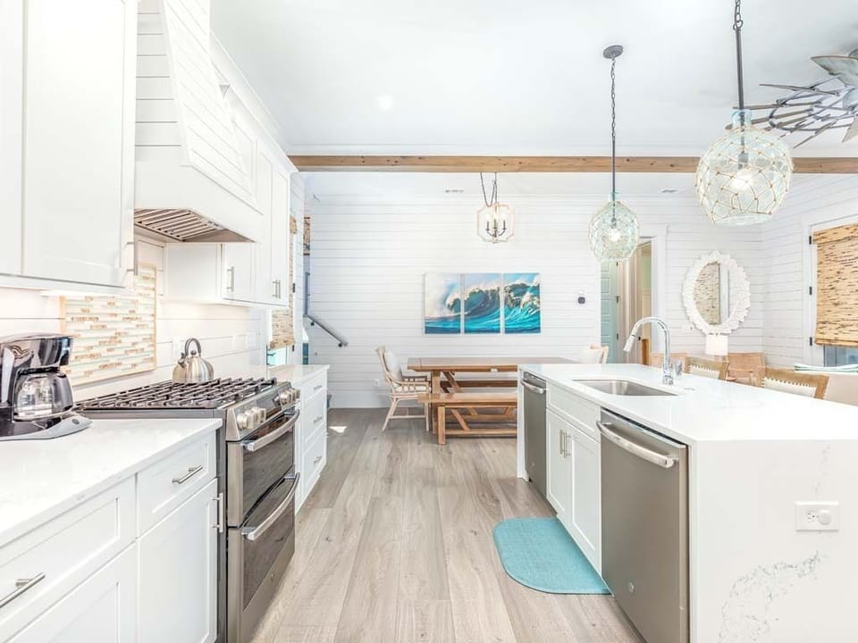 House, Multiple Beds, Pool Access, Pool View | Private kitchen | Fridge, microwave, oven, stovetop