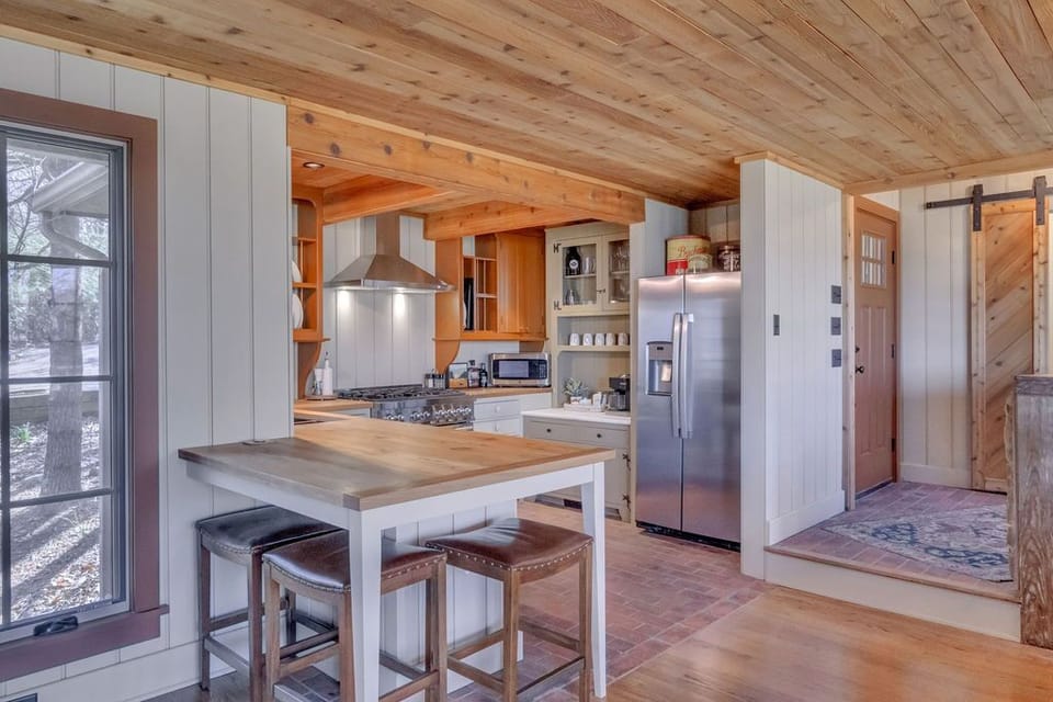 Additional seating at kitchen nook 