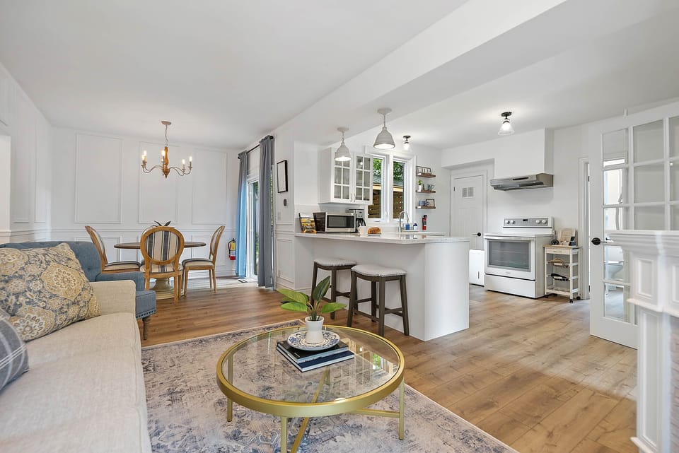 Open concept living, kitchen, dining area - La Petite Maison, Old Town Niagara-on-the-Lake