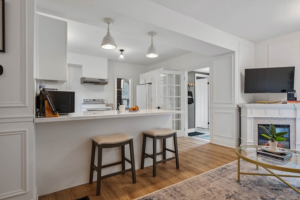 Breakfast bar to enjoy morning coffee - La Petite Maison, Old Town Niagara-on-the-Lake