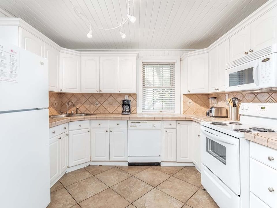 Condo, Multiple Beds, Kitchen, Garden View | Private kitchen | Fridge, microwave, oven, stovetop