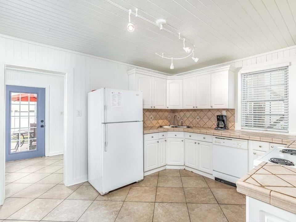 House, Multiple Beds, Kitchen, Garden View | Private kitchen | Fridge, microwave, oven, stovetop