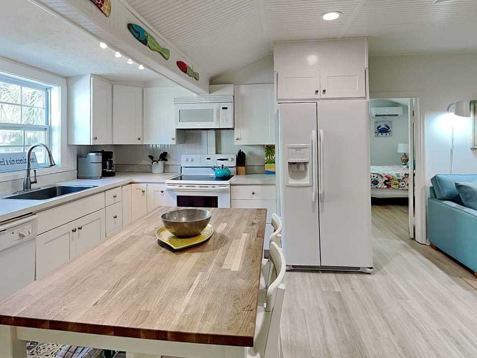 House, Multiple Beds, Pool Access, Pool View | Private kitchen | Fridge, microwave, oven, stovetop