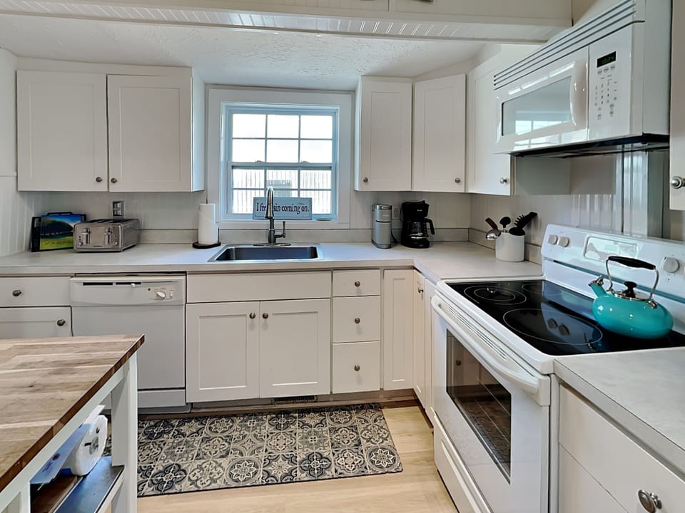 House, Multiple Beds, Pool Access, Pool View | Private kitchen | Fridge, microwave, oven, stovetop