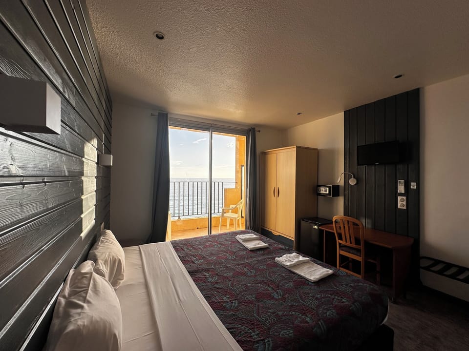 Bella Vista Room | Desk, laptop workspace, bed sheets