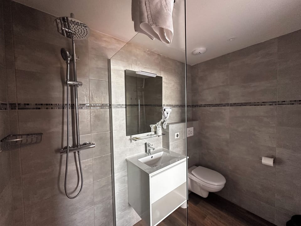 Comfort Room | Bathroom | Shower, towels