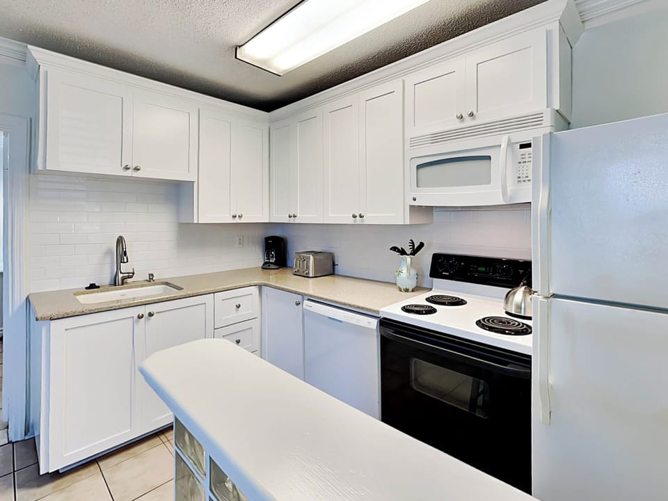 Condo, 1 King Bed with Sofa bed, Kitchen, Garden View | Private kitchen | Fridge, microwave, oven, stovetop