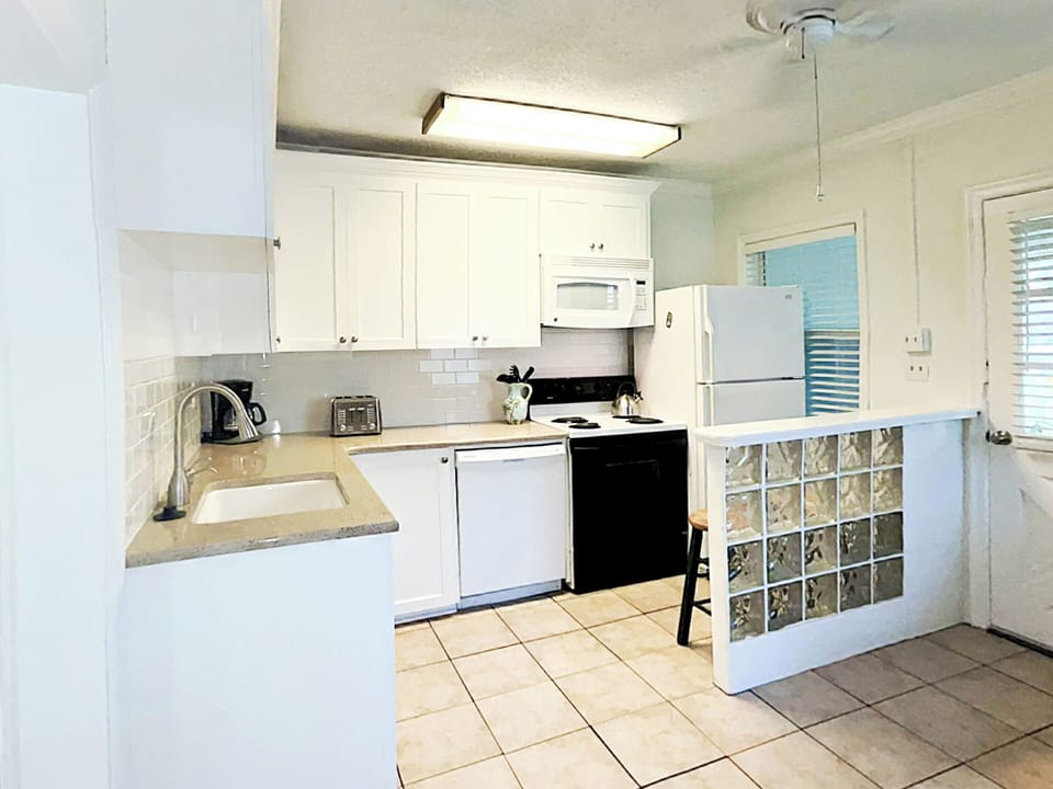 Condo, 1 King Bed with Sofa bed, Kitchen, Garden View | Private kitchen | Fridge, microwave, oven, stovetop