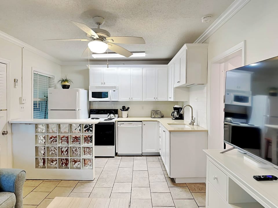 Condo, 1 King Bed with Sofa bed, Kitchen, Garden View | Private kitchen | Fridge, microwave, oven, stovetop