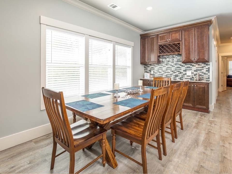 House, Multiple Beds, Pool Access, Pool View | Dining