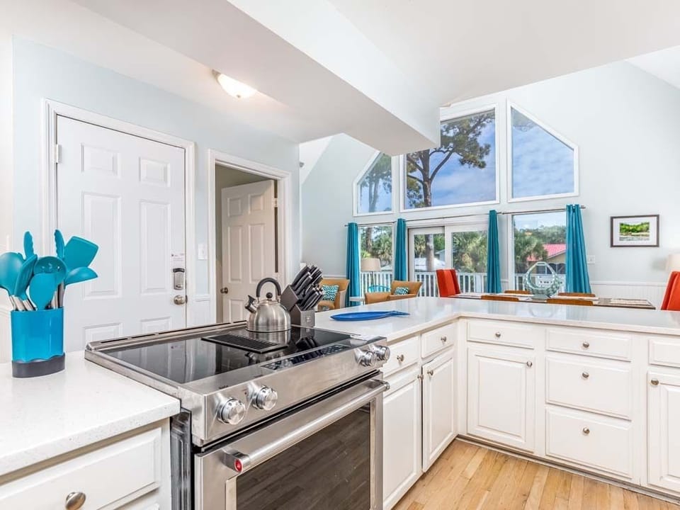 House, Multiple Beds, Kitchen, Garden View | Private kitchen | Fridge, microwave, oven, stovetop
