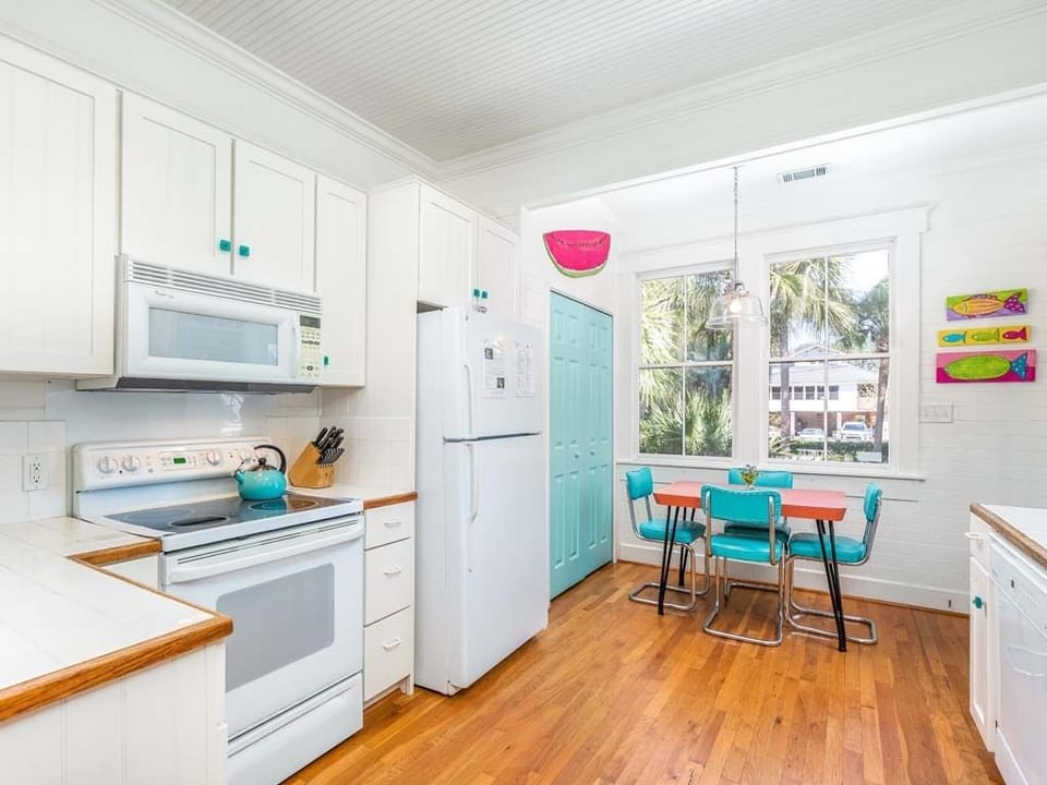 Cottage, Multiple Beds, Kitchen, Garden View | Private kitchen | Fridge, microwave, oven, stovetop