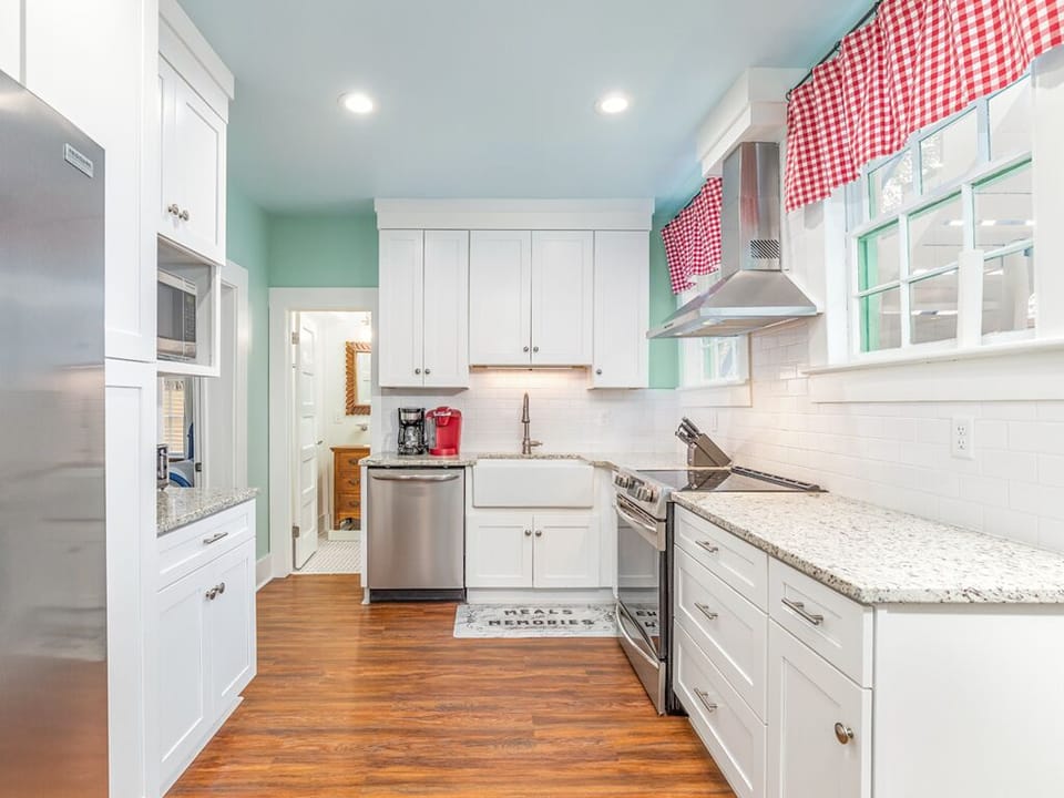 House, Multiple Beds, Pool Access, Pool View | Private kitchen | Fridge, microwave, oven, stovetop