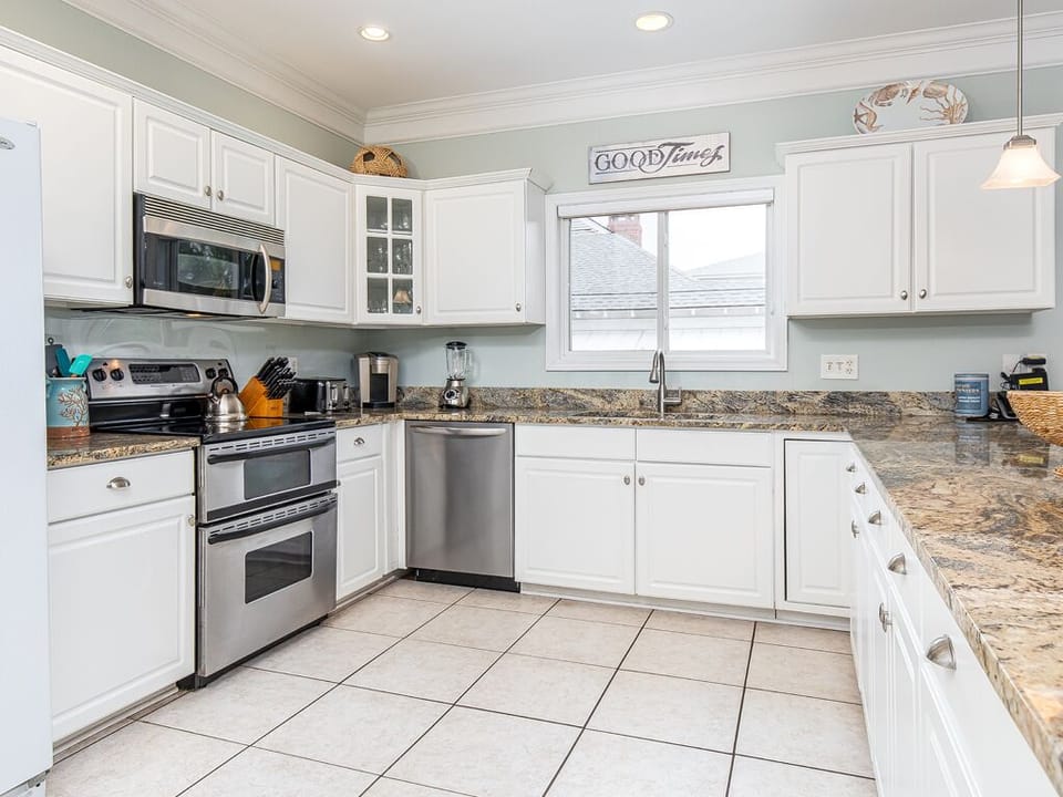 House, Multiple Beds, Hot Tub, Partial Ocean View | Private kitchen | Fridge, microwave, oven, stovetop