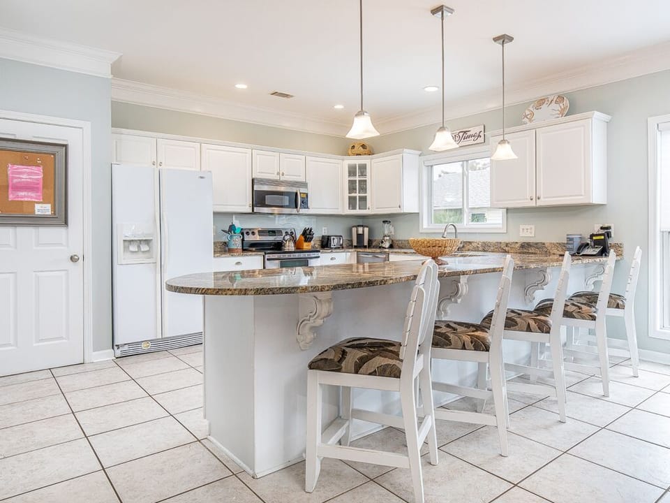 House, Multiple Beds, Hot Tub, Partial Ocean View | Private kitchen | Fridge, microwave, oven, stovetop