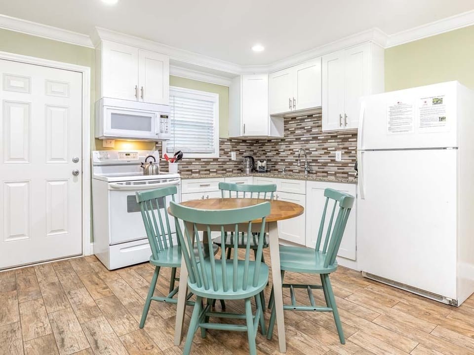 Condo, Multiple Beds, Kitchen, Garden View | Private kitchen | Fridge, microwave, oven, stovetop