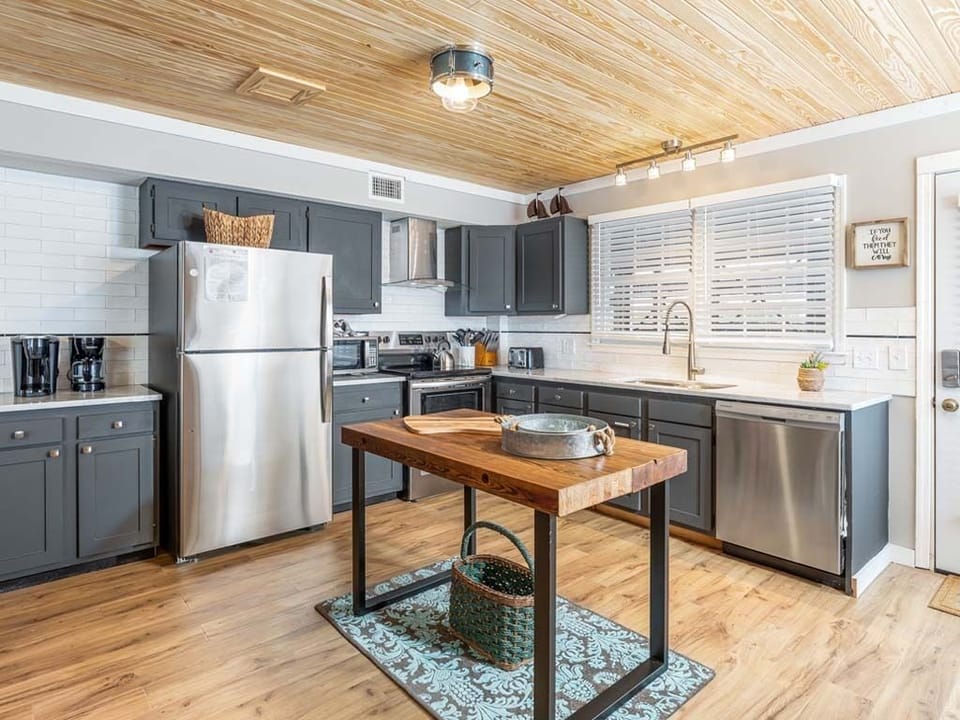 House, Multiple Beds, Pool Access, Partial Ocean View | Private kitchen | Fridge, microwave, oven, stovetop