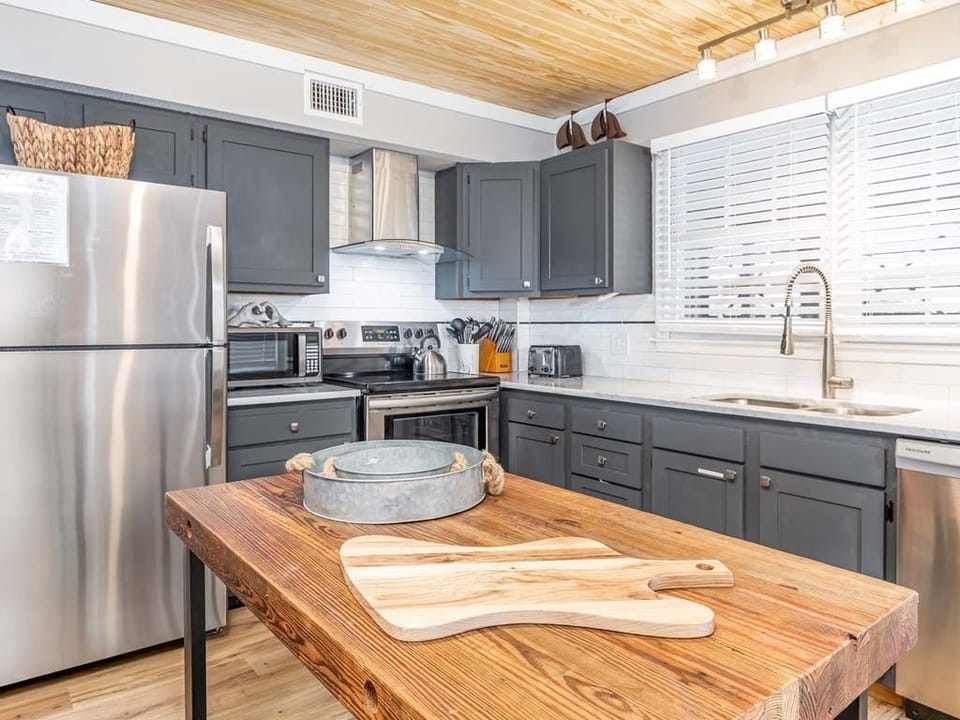 House, Multiple Beds, Pool Access, Partial Ocean View | Private kitchen | Fridge, microwave, oven, stovetop