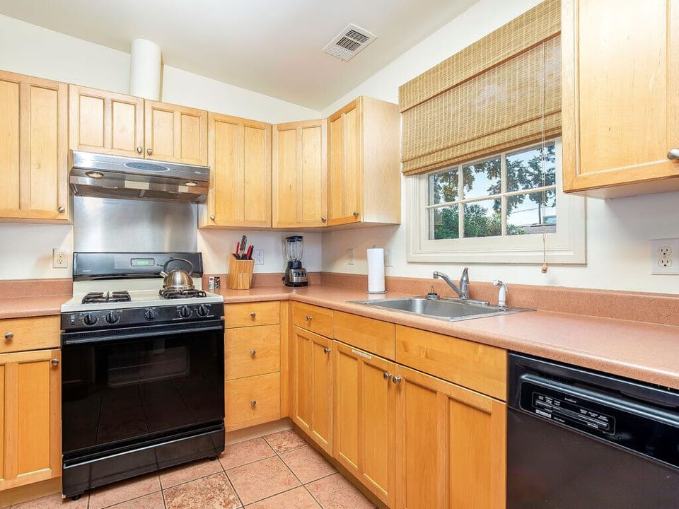 House, Multiple Beds, Pool Access, Pool View | Private kitchen | Fridge, microwave, oven, stovetop