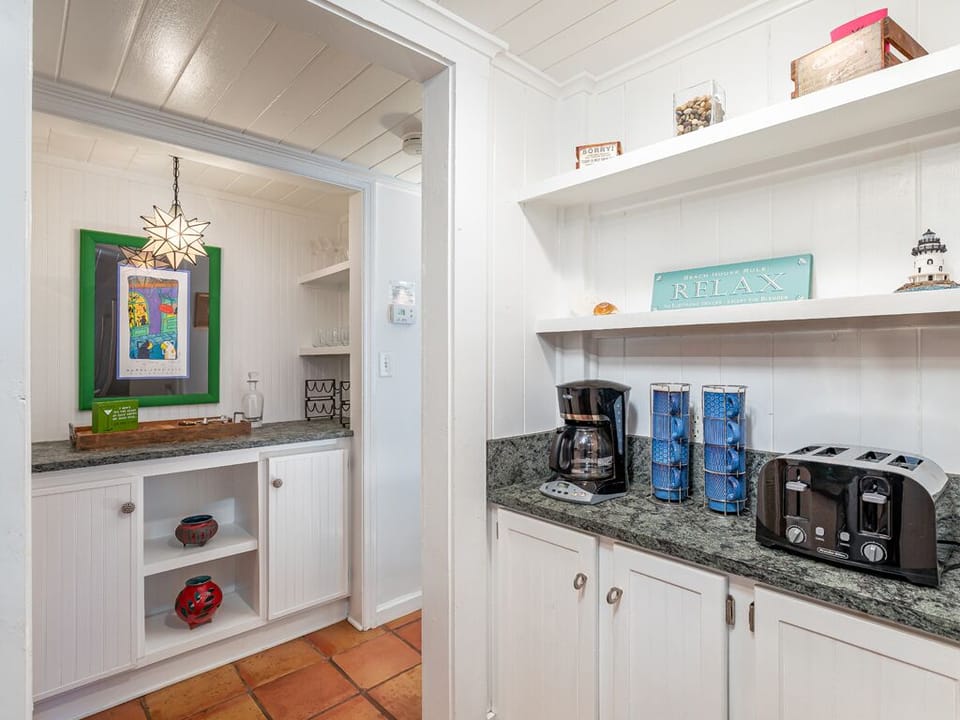House, Multiple Beds, Pool Access, Pool View | Private kitchen | Fridge, microwave, oven, stovetop