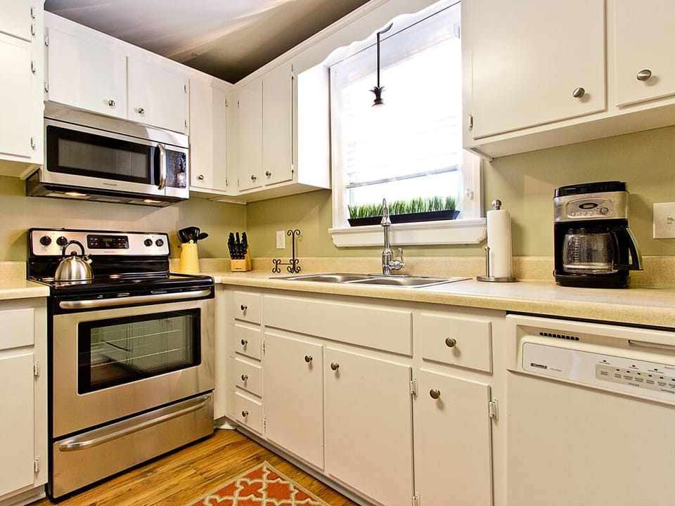 House, Multiple Beds, Kitchen, Garden View | Private kitchen | Fridge, microwave, oven, stovetop