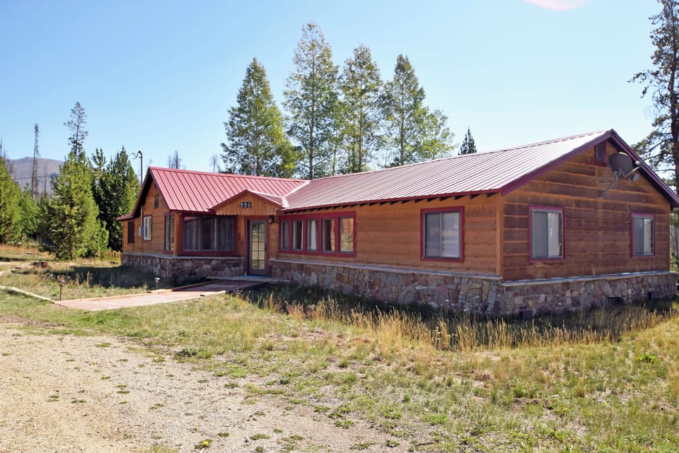 Private cabin on 1 acre with parking 