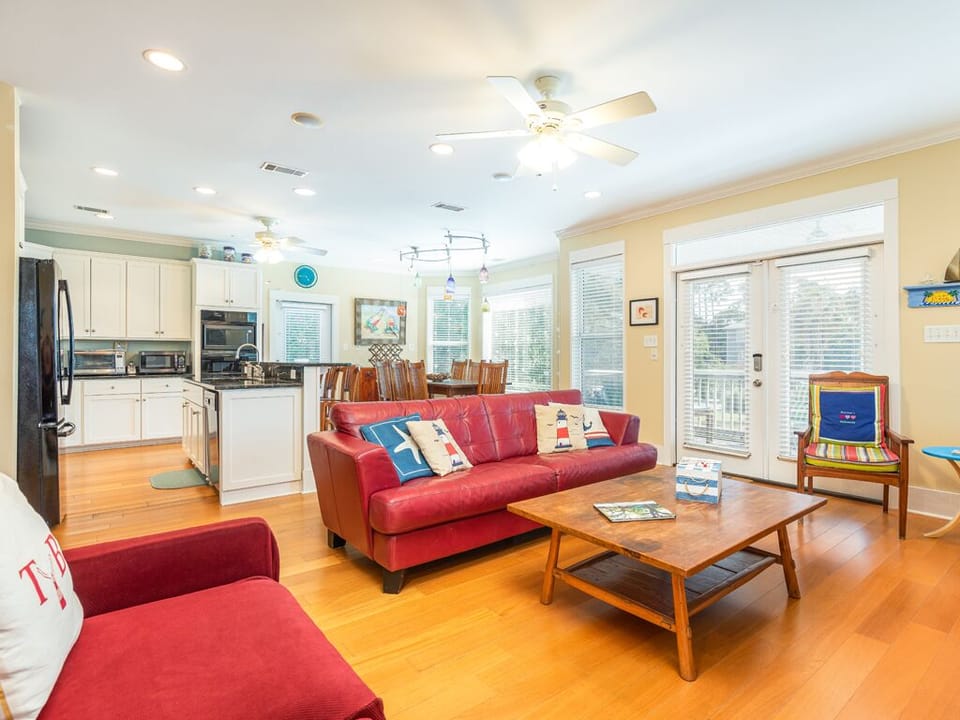 Condo, Multiple Beds, Hot Tub, Garden View | Living area | 40-inch TV with cable channels