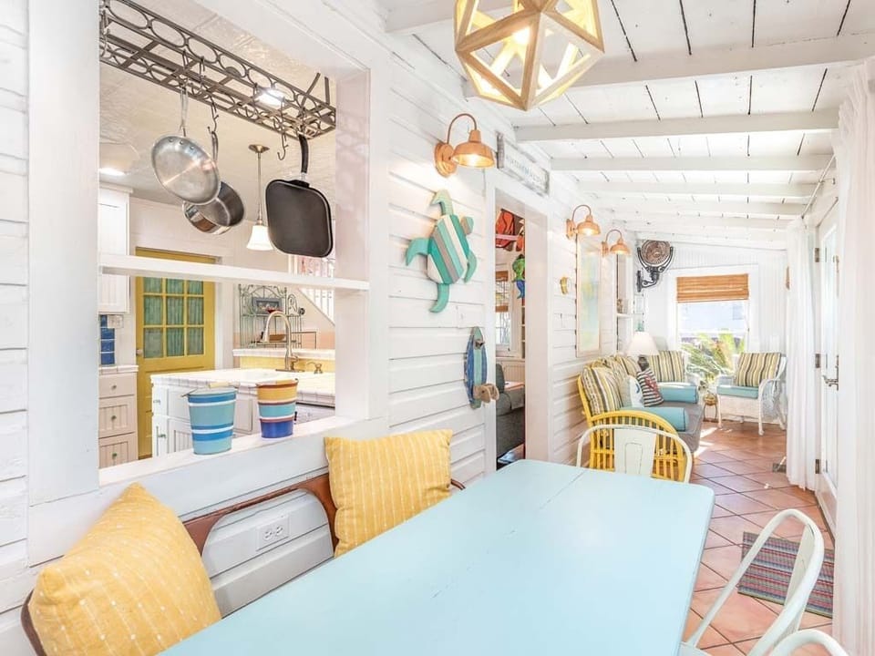House, Multiple Beds, Pool Access, Pool View | Dining