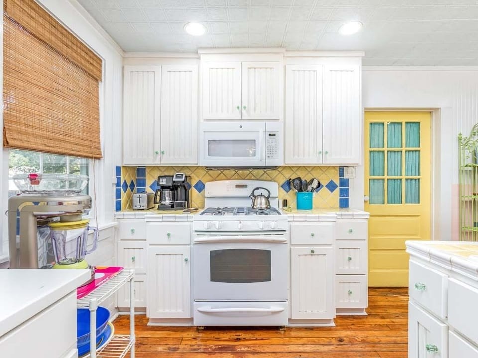 House, Multiple Beds, Pool Access, Pool View | Private kitchen | Fridge, microwave, oven, stovetop
